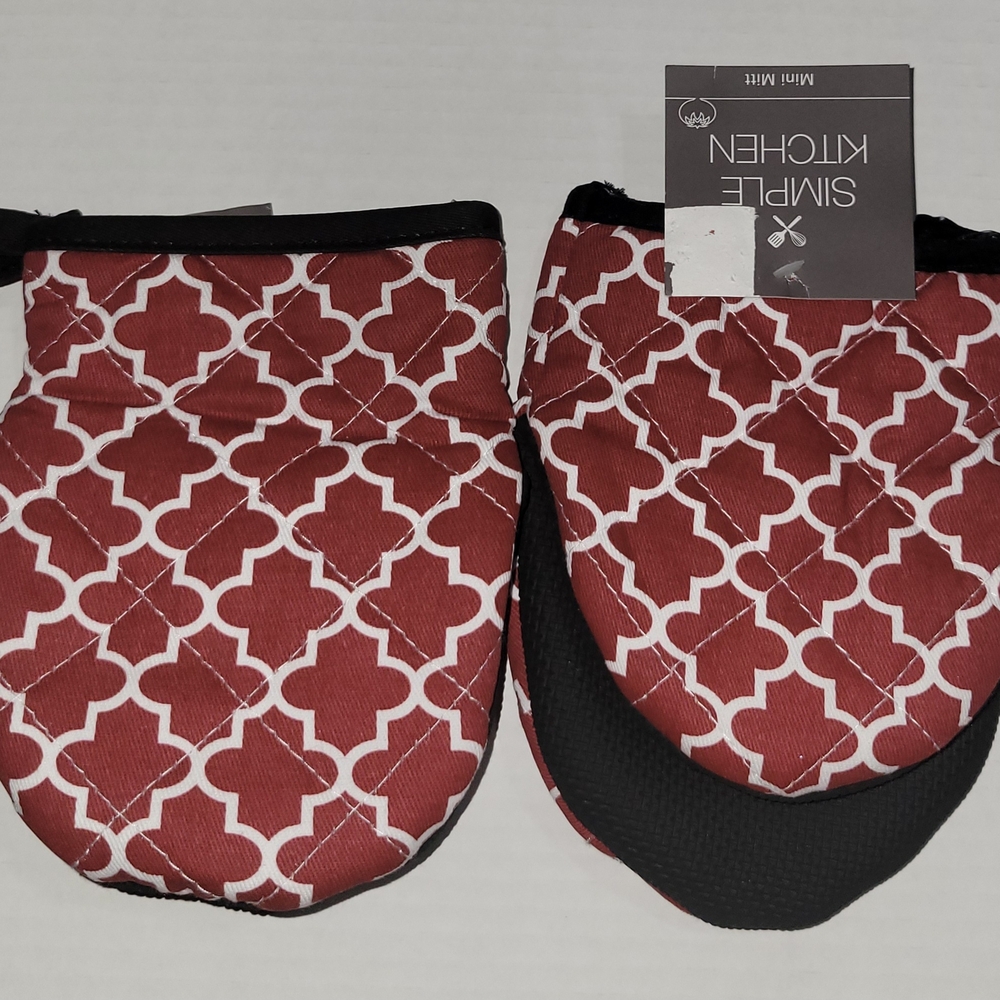 Simple Kitchen Red and White Mini Oven Mitts